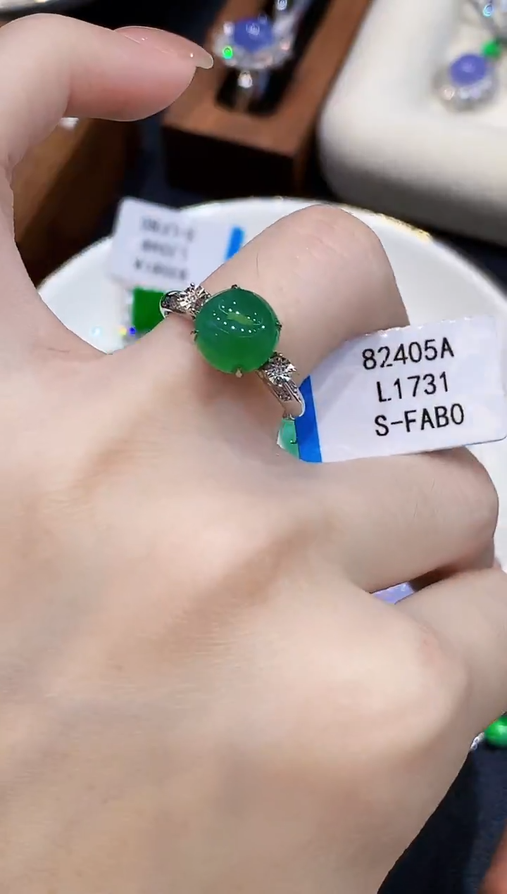 18K金镶嵌戒指翡翠多样性发其一