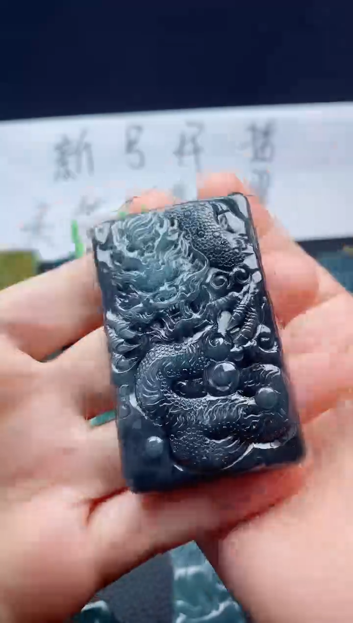 翡翠未镶嵌颈饰        