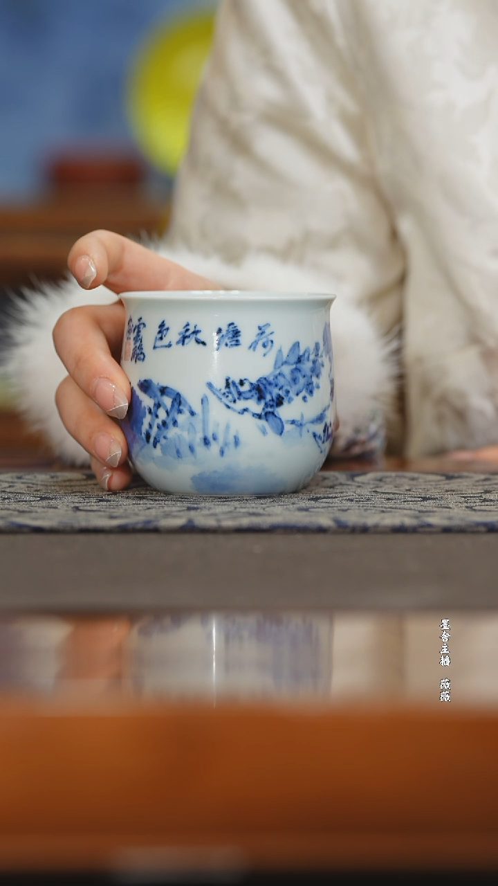 【闪购商品】皇窑黄云鹏亲工青花釉里红泼墨荷花鳜鱼杯