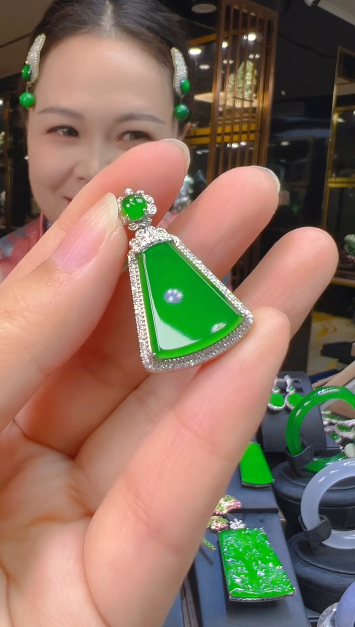 翡翠18K金镶嵌吊坠(赠链)088 