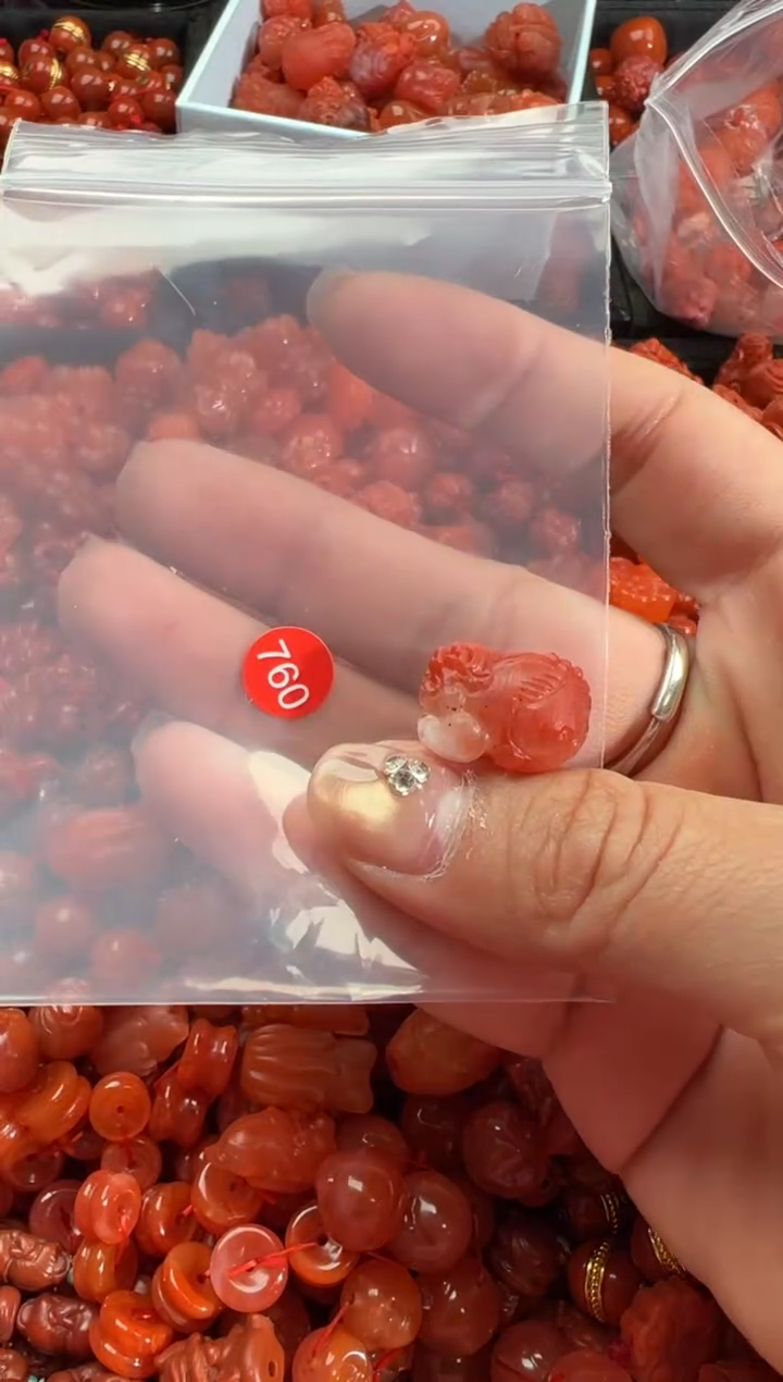 南红玛瑙未镶嵌颈饰1