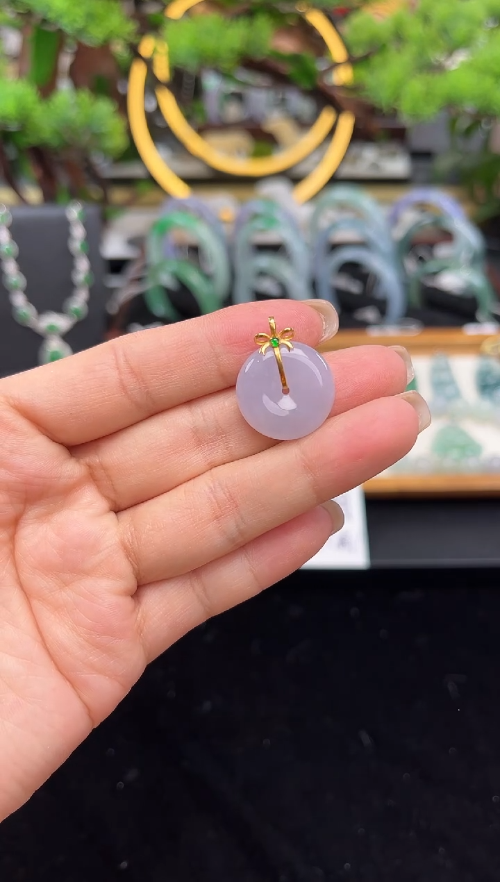 颈饰18K金镶嵌翡翠吊坠