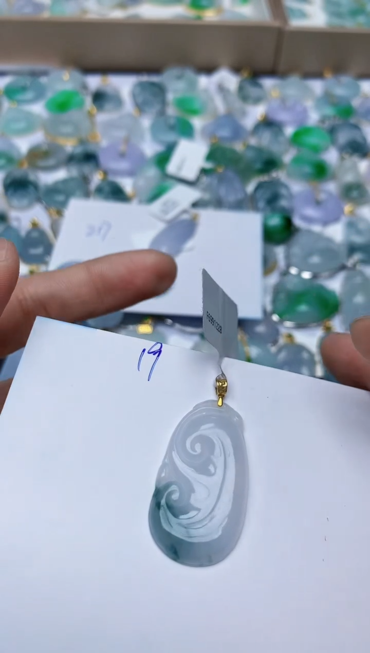 【闪购商品】翡翠颈饰18K金镶嵌天然翡翠A货  