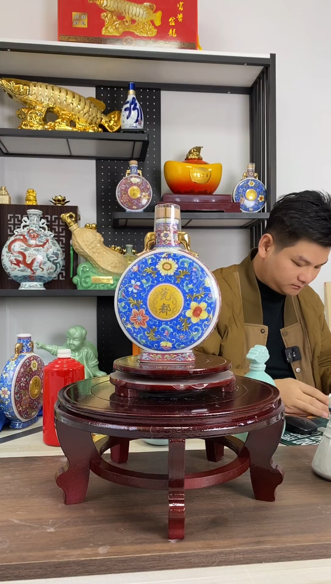 1斤蓝色双耳抱月瓶  微瑕介意者慎拍