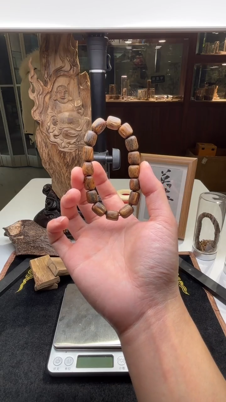 沉香手串莺歌绿棋楠1.0随型桶珠单圈