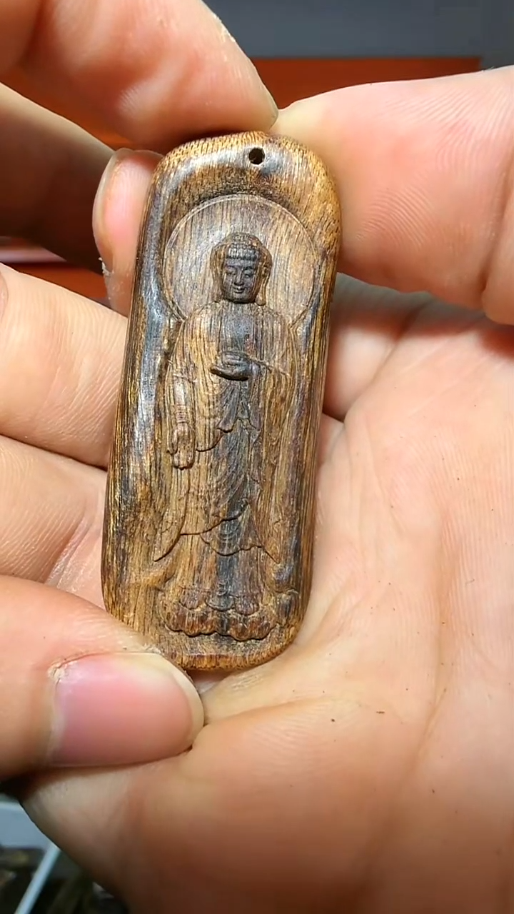 沉香吊坠103号红土双面雕菩萨多样性发一