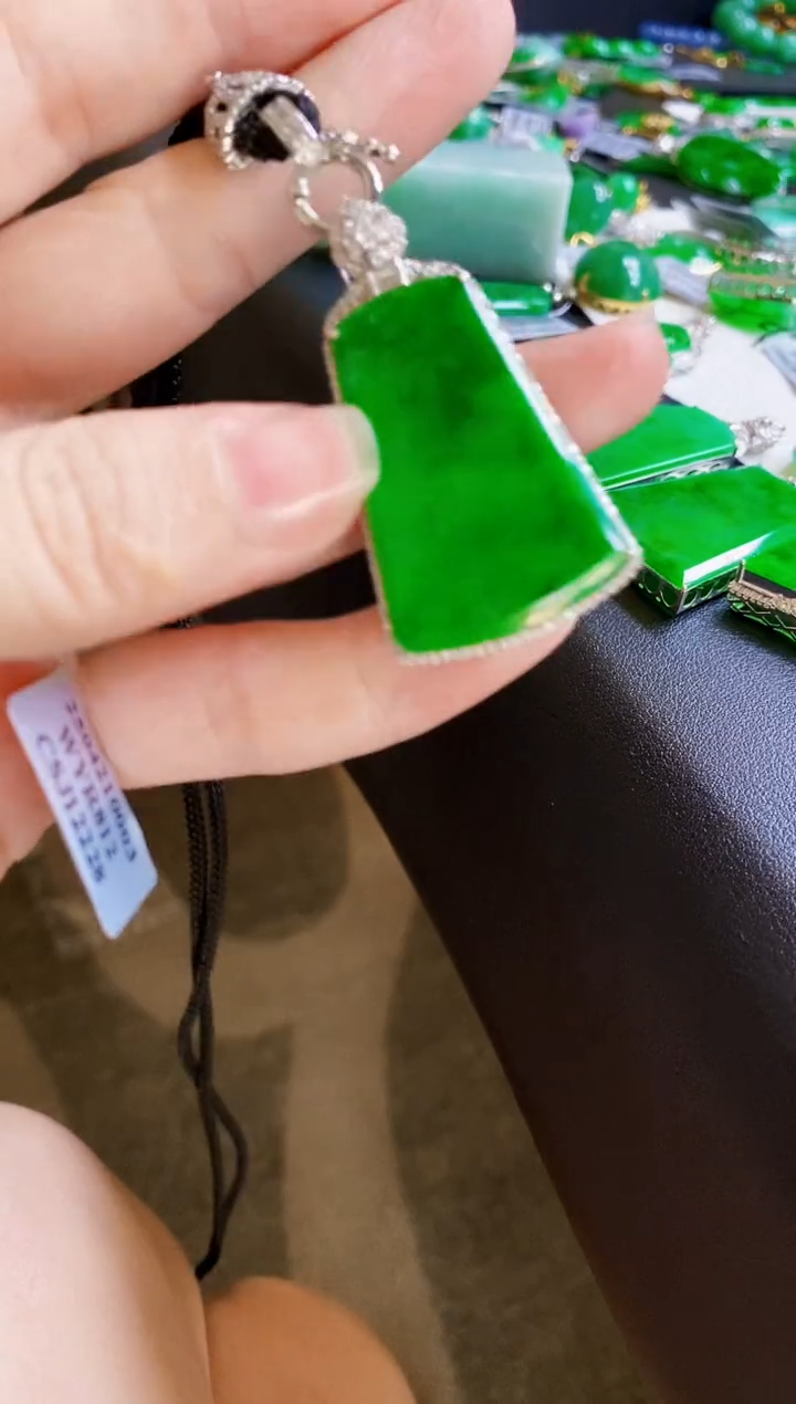 颈饰18K金镶嵌翡翠吊坠