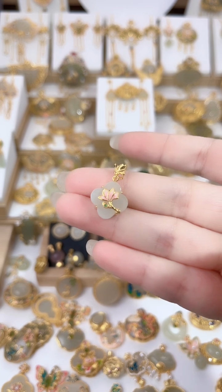颈饰银S925镀金镶嵌和田玉蝶恋花荷花四叶草吊坠