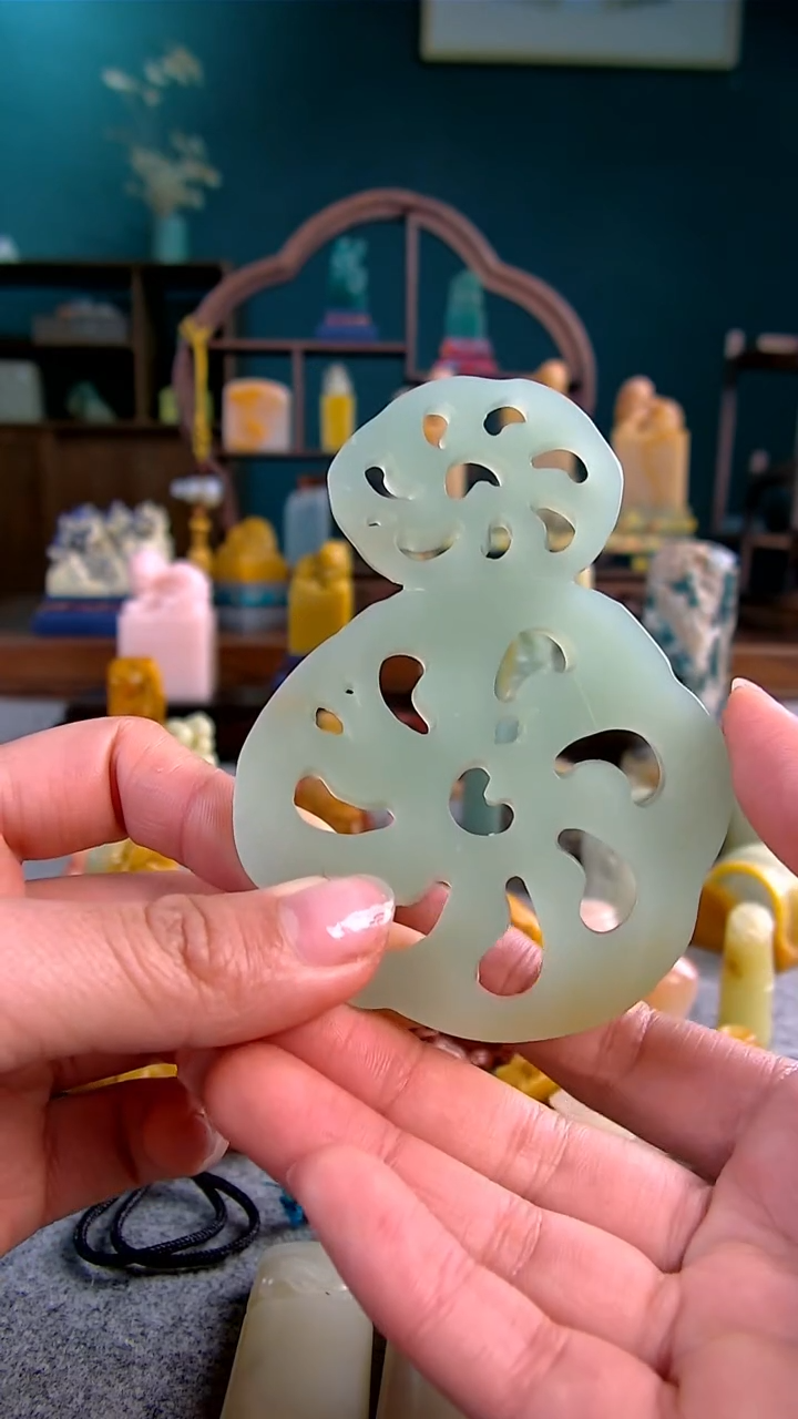 【闪购商品】四川石9.3*6.8*0.7四川绿藕片挂坠