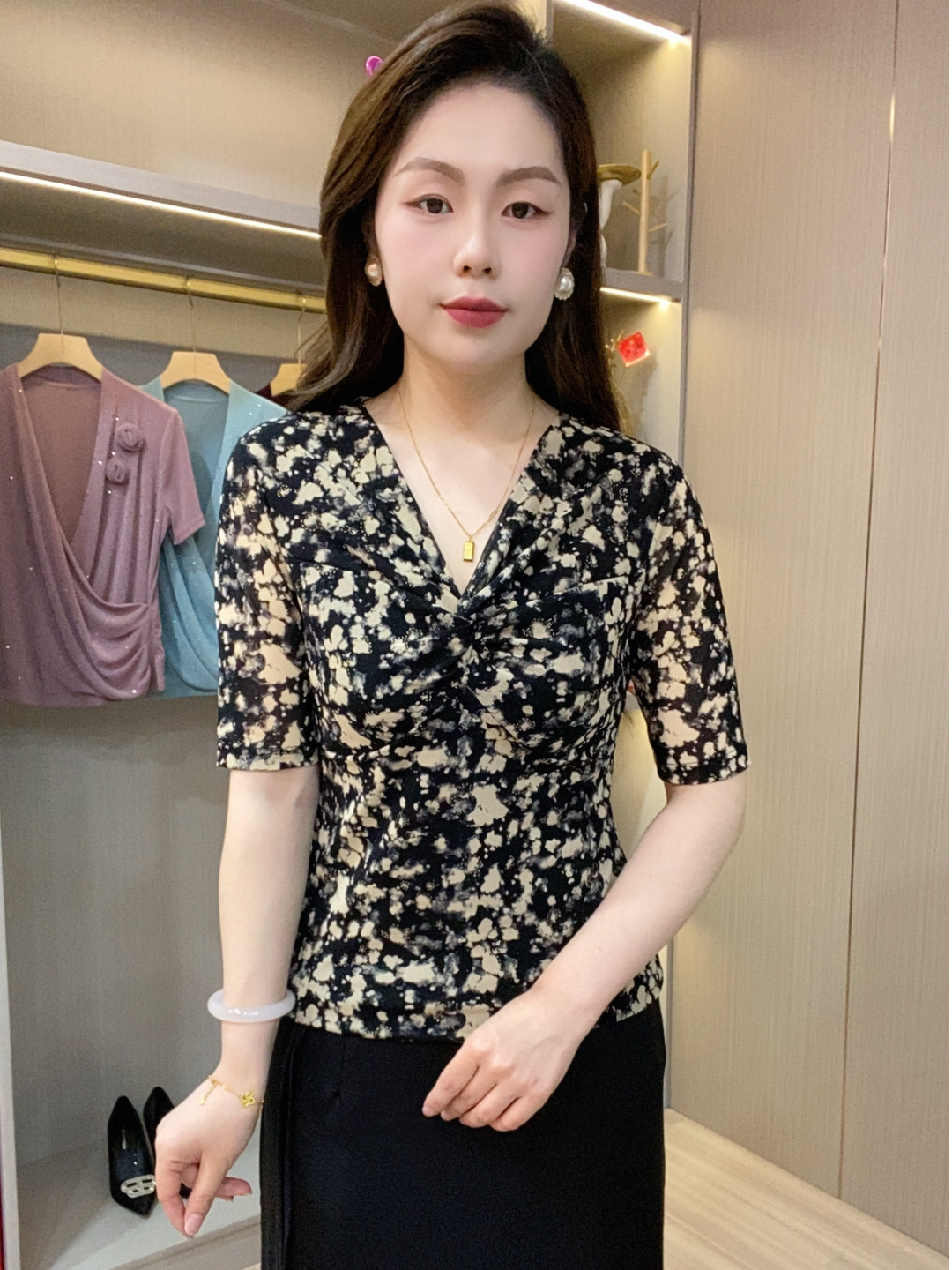 夏季时尚花色V领精致妈妈装上衣显瘦气质洋气中袖打底衫