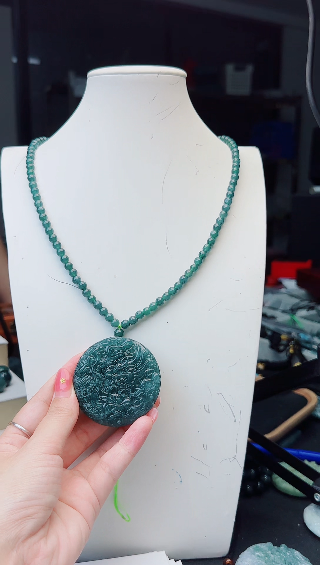 翡翠未镶嵌颈饰多样性发货其中一件