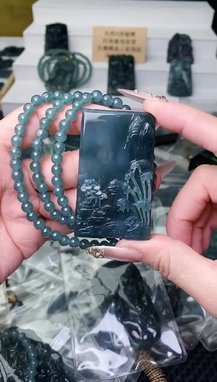 颈饰未镶嵌翡翠  