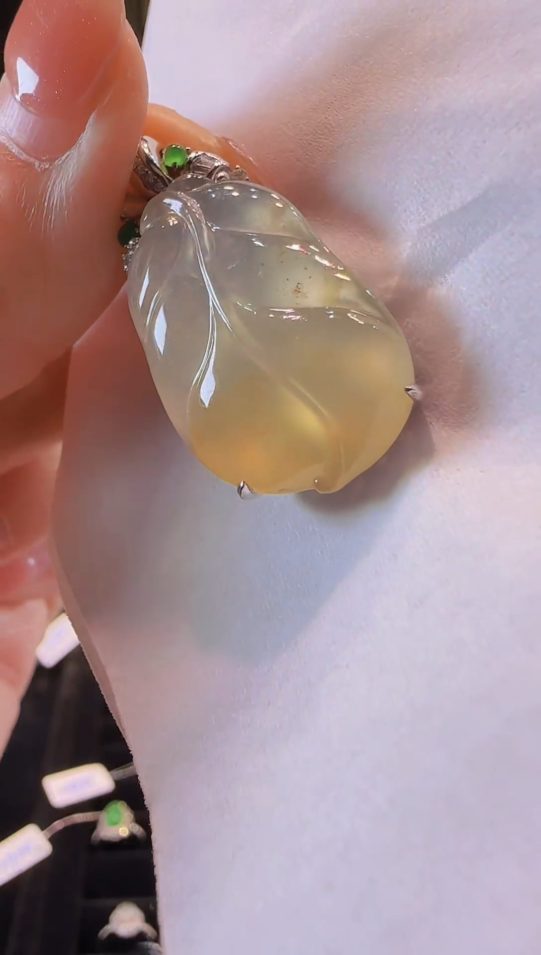 【闪购商品】翡翠吊坠(不含链)18K金镶嵌飘黄翡翠叶子