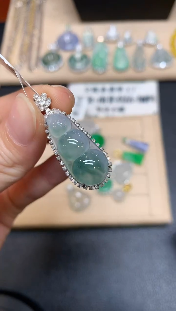 【闪购商品】翡翠颈饰18K金镶嵌福豆【无服务费