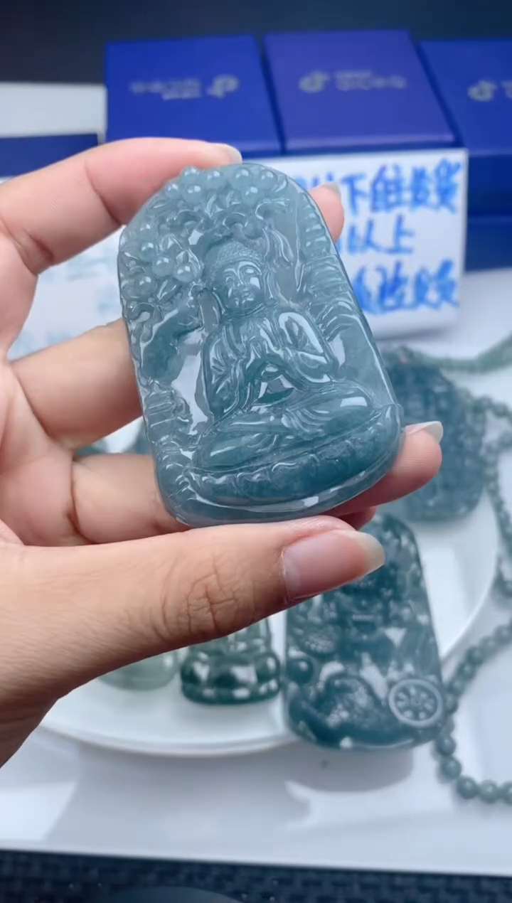 翡翠未镶嵌颈饰 