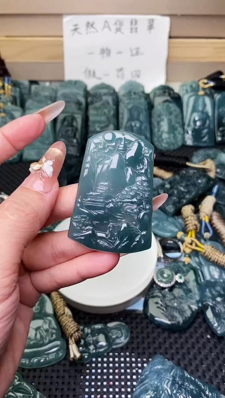 颈饰未镶嵌翡翠 