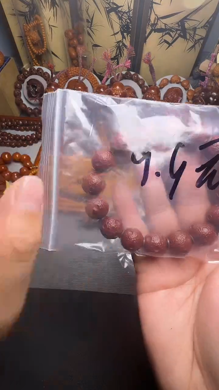 手串橄榄核红色的