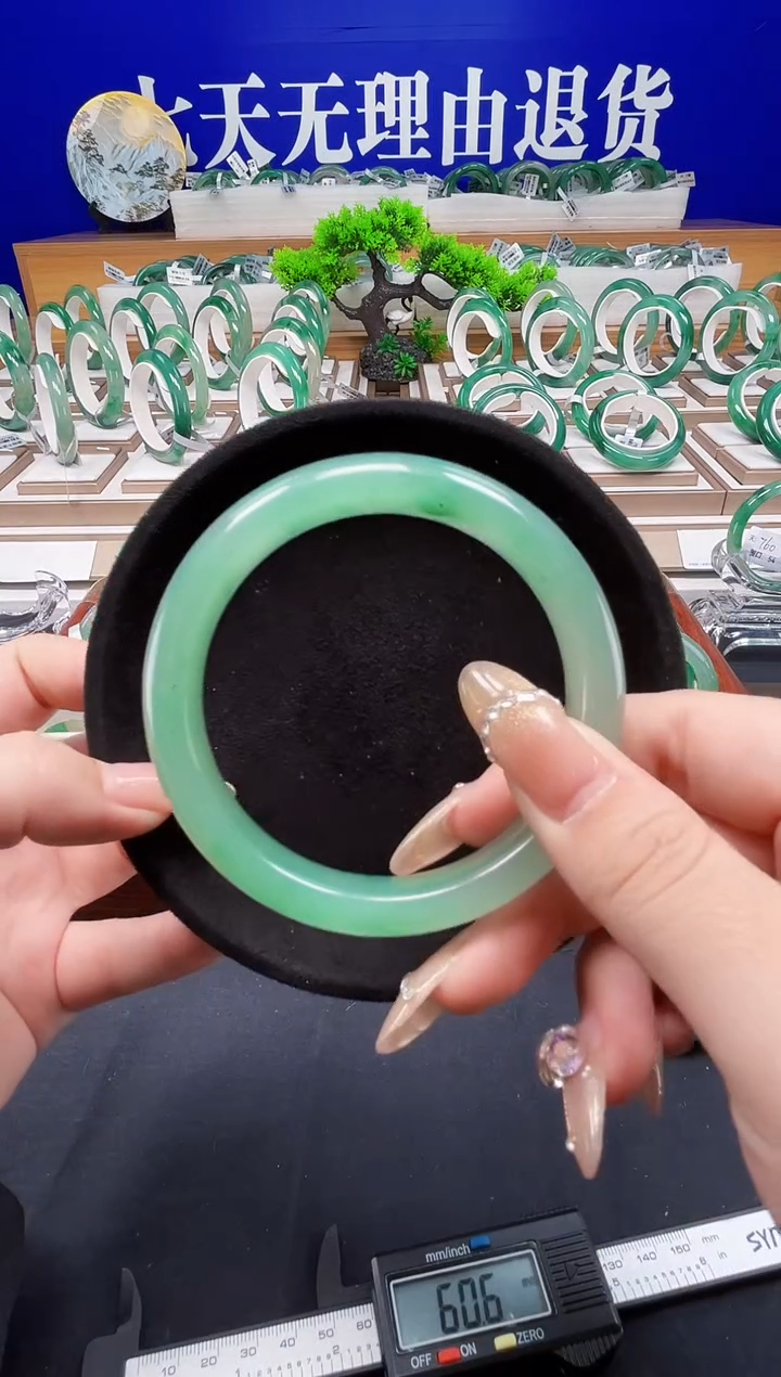 未镶嵌手镯石英质玉（非洲翠）圈口61