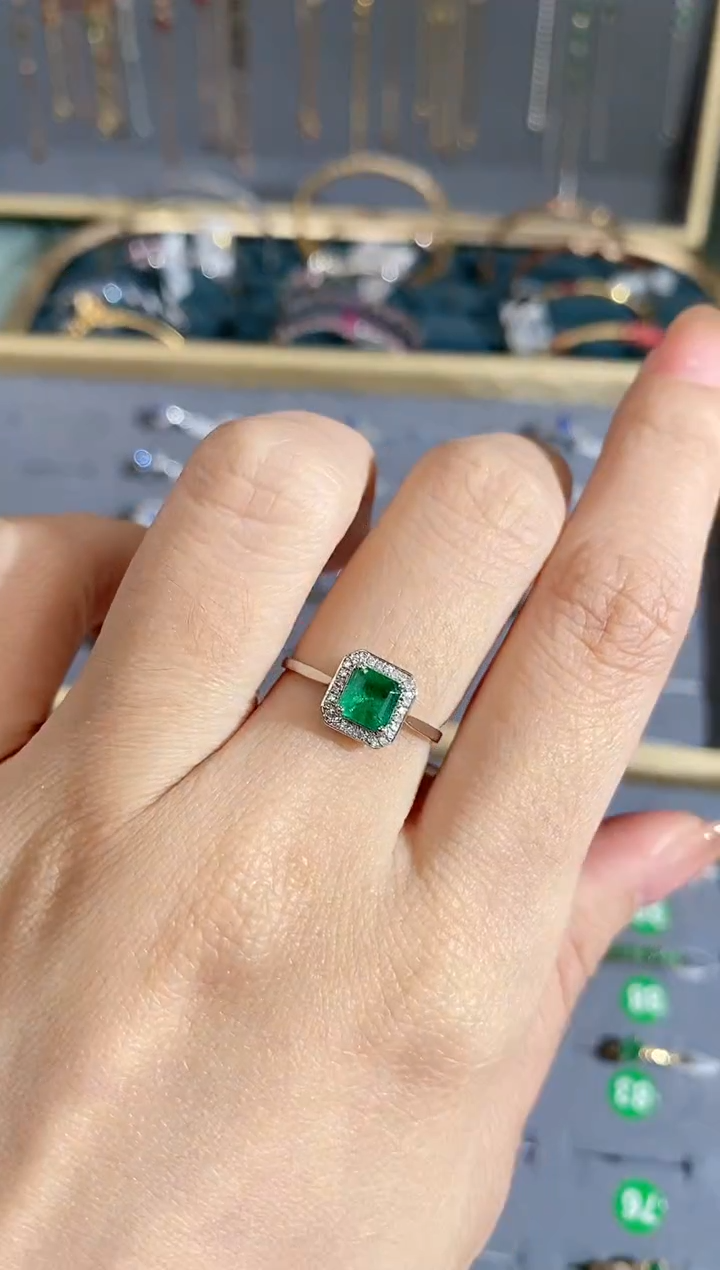 【闪购商品】祖母绿戒指18K金镶嵌戒指