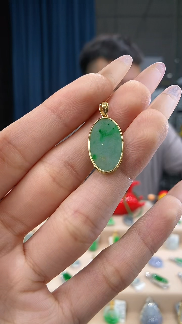 翡翠18K金镶嵌颈饰无事牌