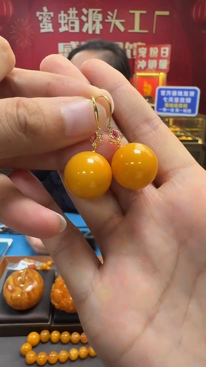 18K金镶嵌琥珀耳饰蜜蜡圆珠耳坠