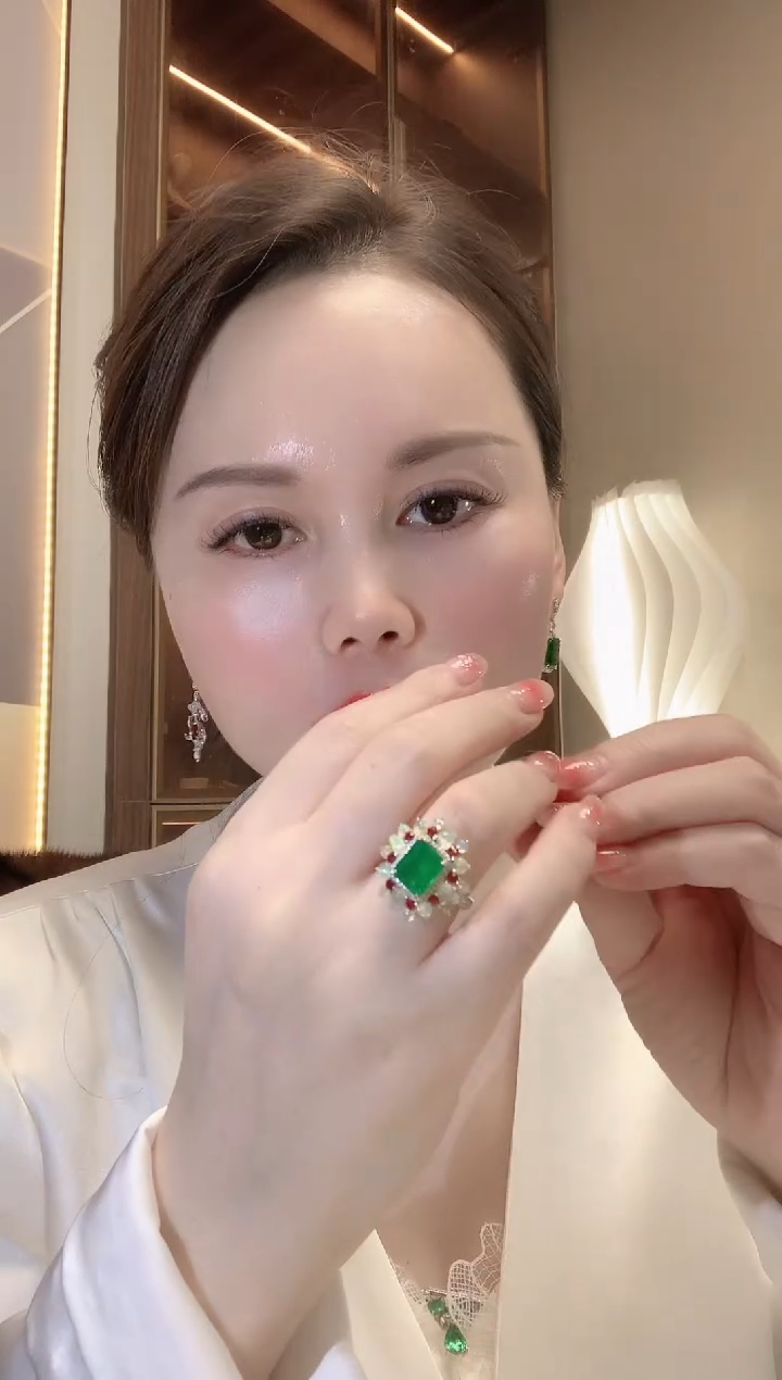【闪购商品】祖母绿戒指18K金镶嵌F78 