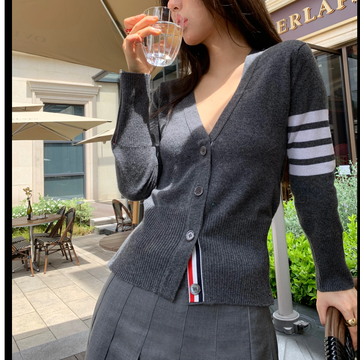 全新未使用 THOMBROWNE 纯色条纹v领单排扣针织衫/42码