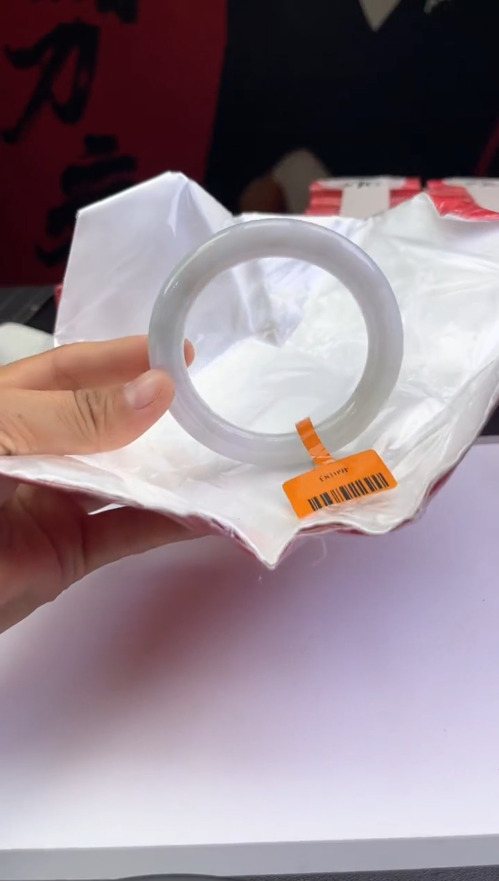 【闪购商品】翡翠手镯未镶嵌1翡翠手镯（微瑕）