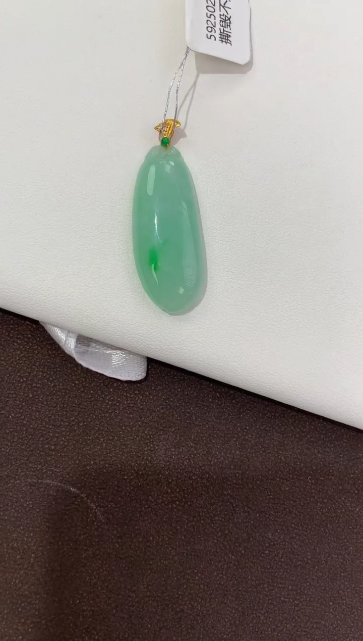 翡翠18K金镶嵌颈饰天然缅甸a货翡翠