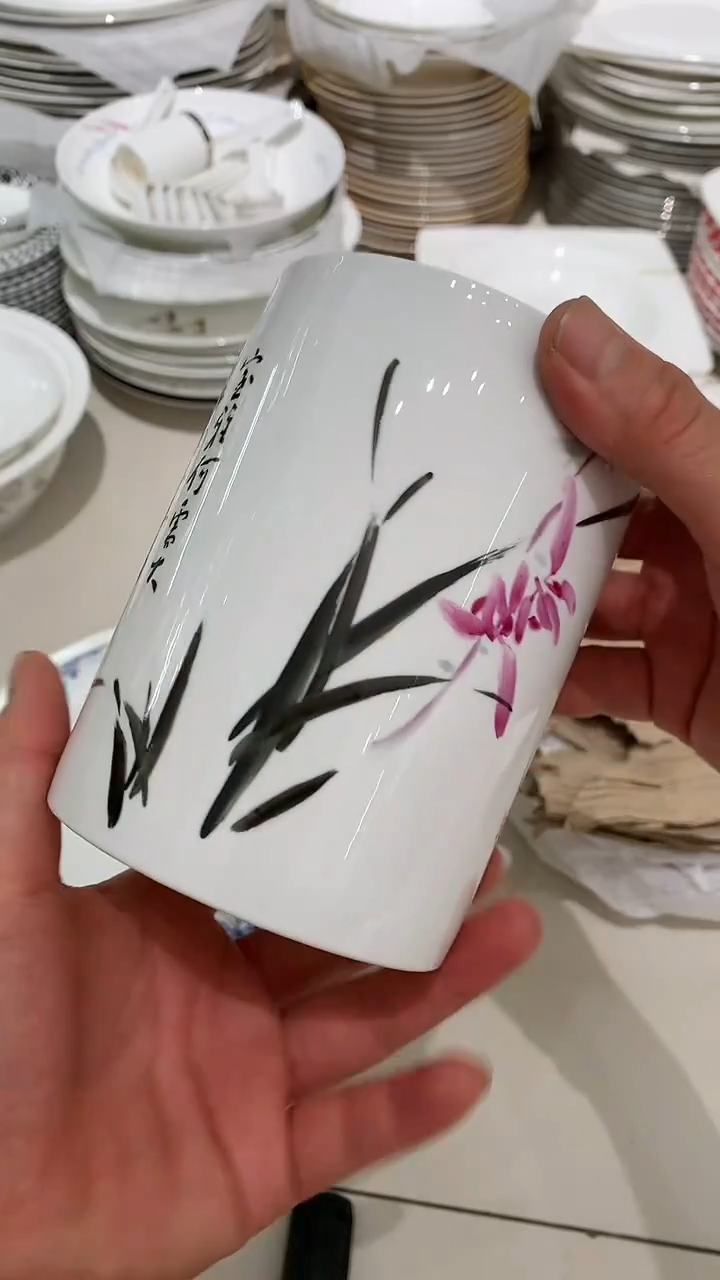 骨瓷笔筒1个手绘