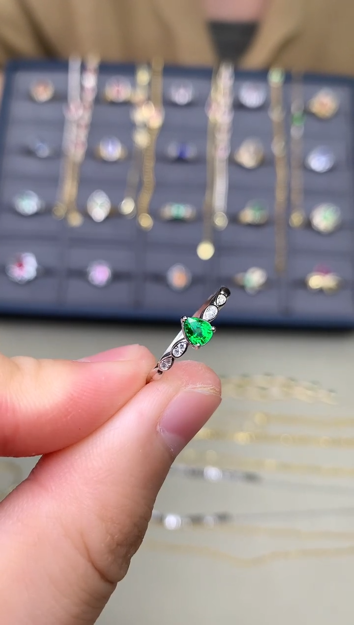 银S925镶嵌戒指石榴石（沙弗莱）戒指