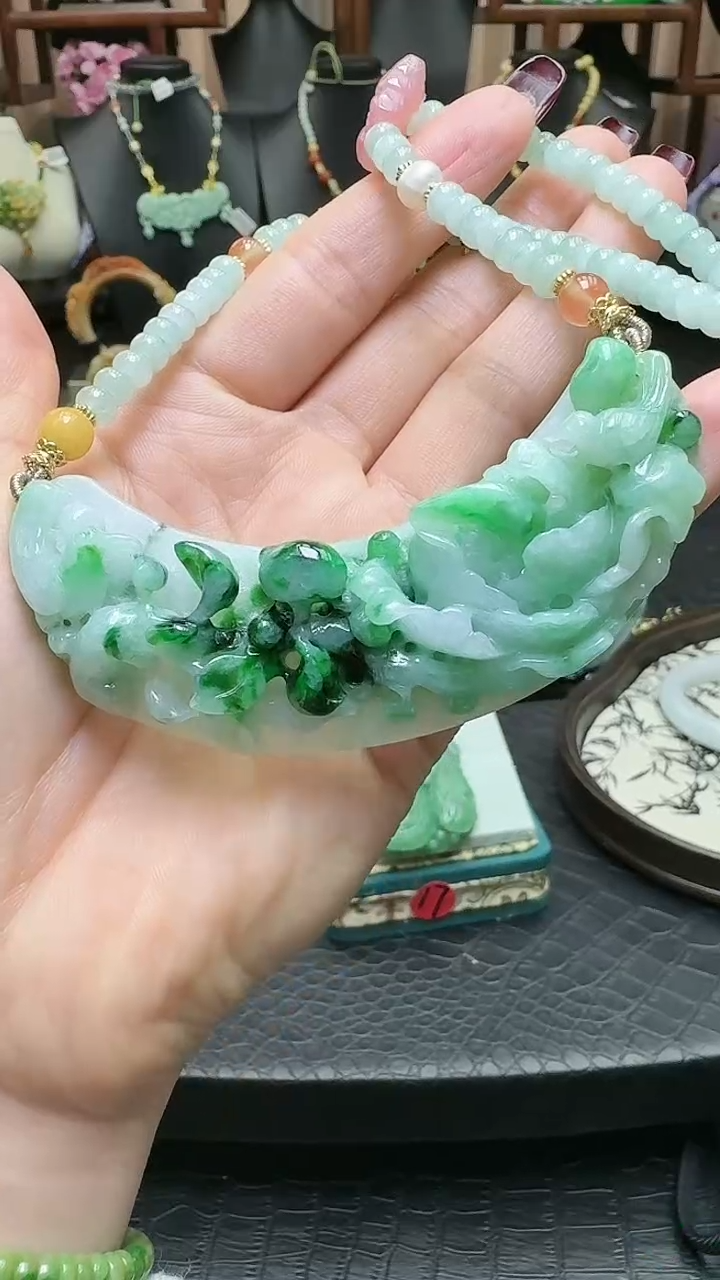 【闪购商品】翡翠颈饰未镶嵌弯弯