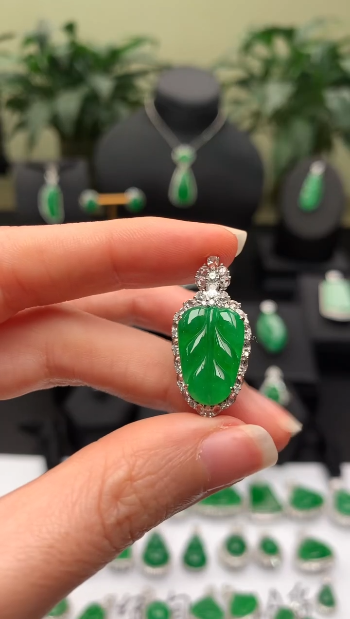 【闪购商品】翡翠颈饰18K金镶嵌叶子