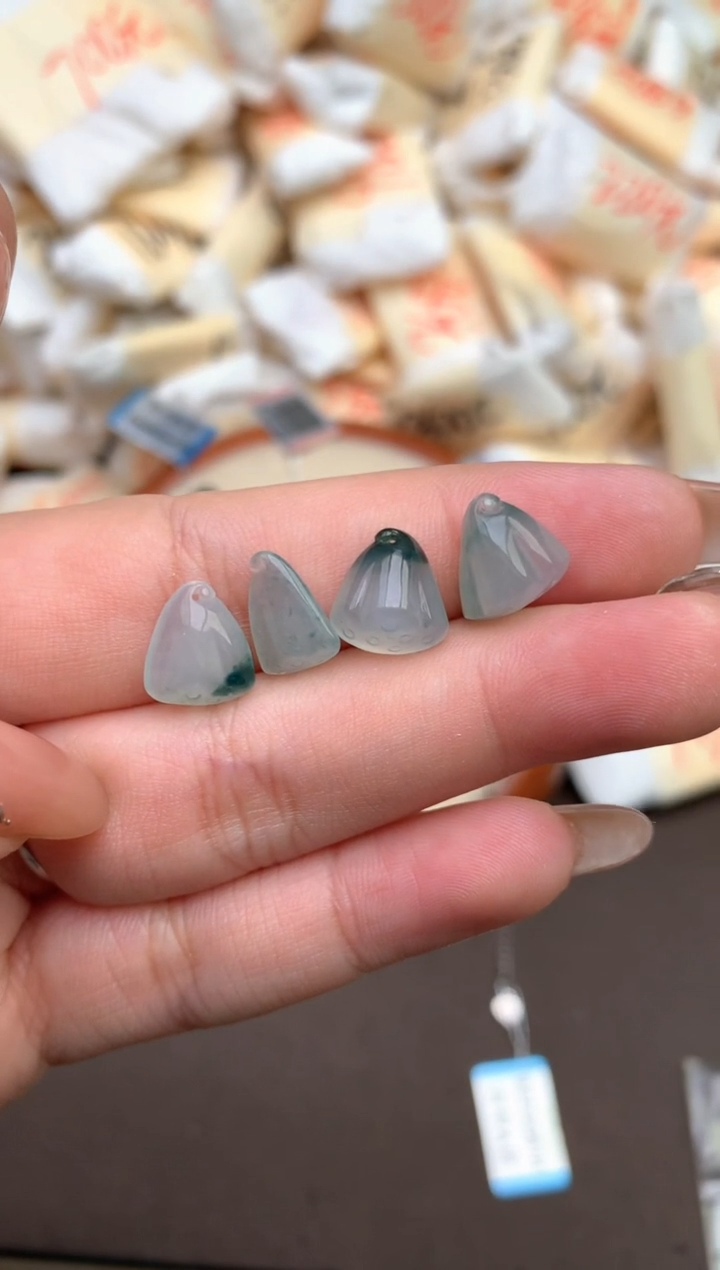【闪购商品】翡翠未镶嵌颈饰—
