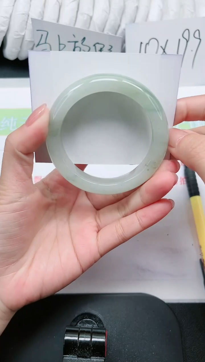 【闪购商品】石英质玉手镯未镶嵌50