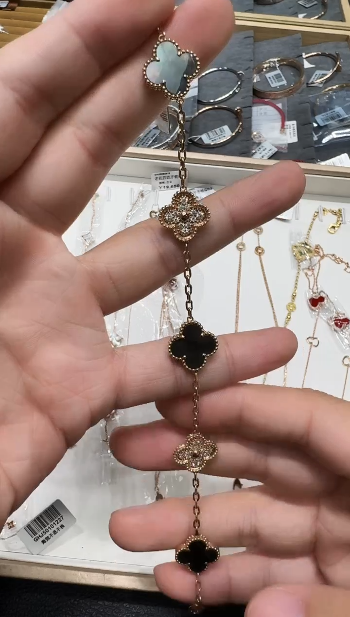 18K金镶嵌手链钻石?***染灰贝隔钻手链