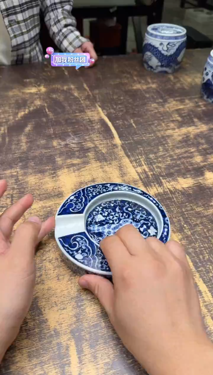 戏墨柴窑蓝底多宝金钱豹雪茄缸