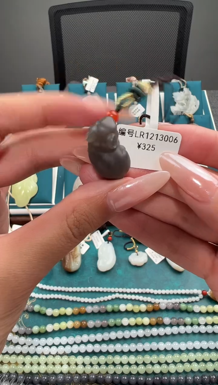 颈饰未镶嵌和田玉吊坠 LR