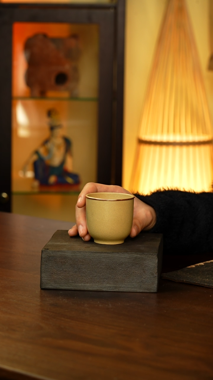 包铜黄紫砂杯...