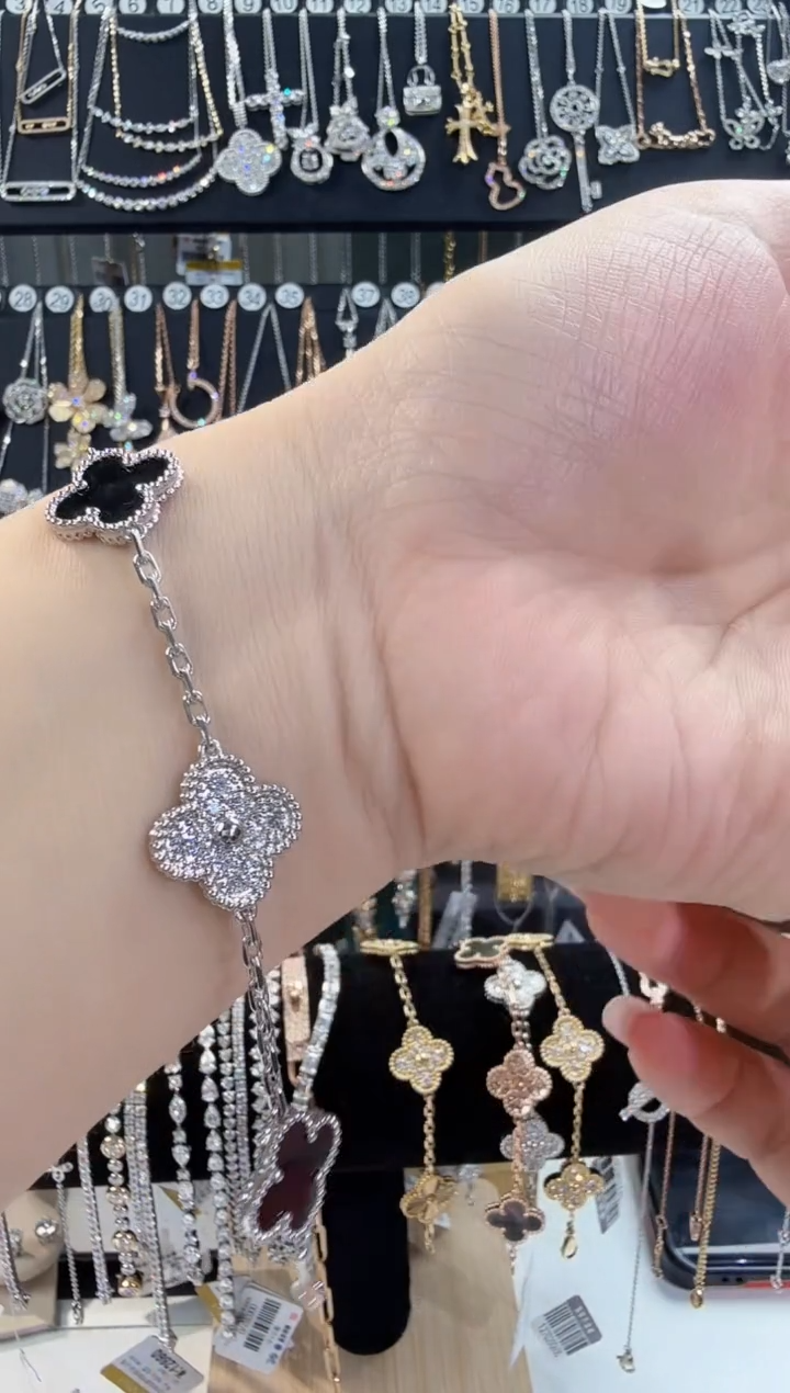 18K金镶嵌合成钻石熊猫手链