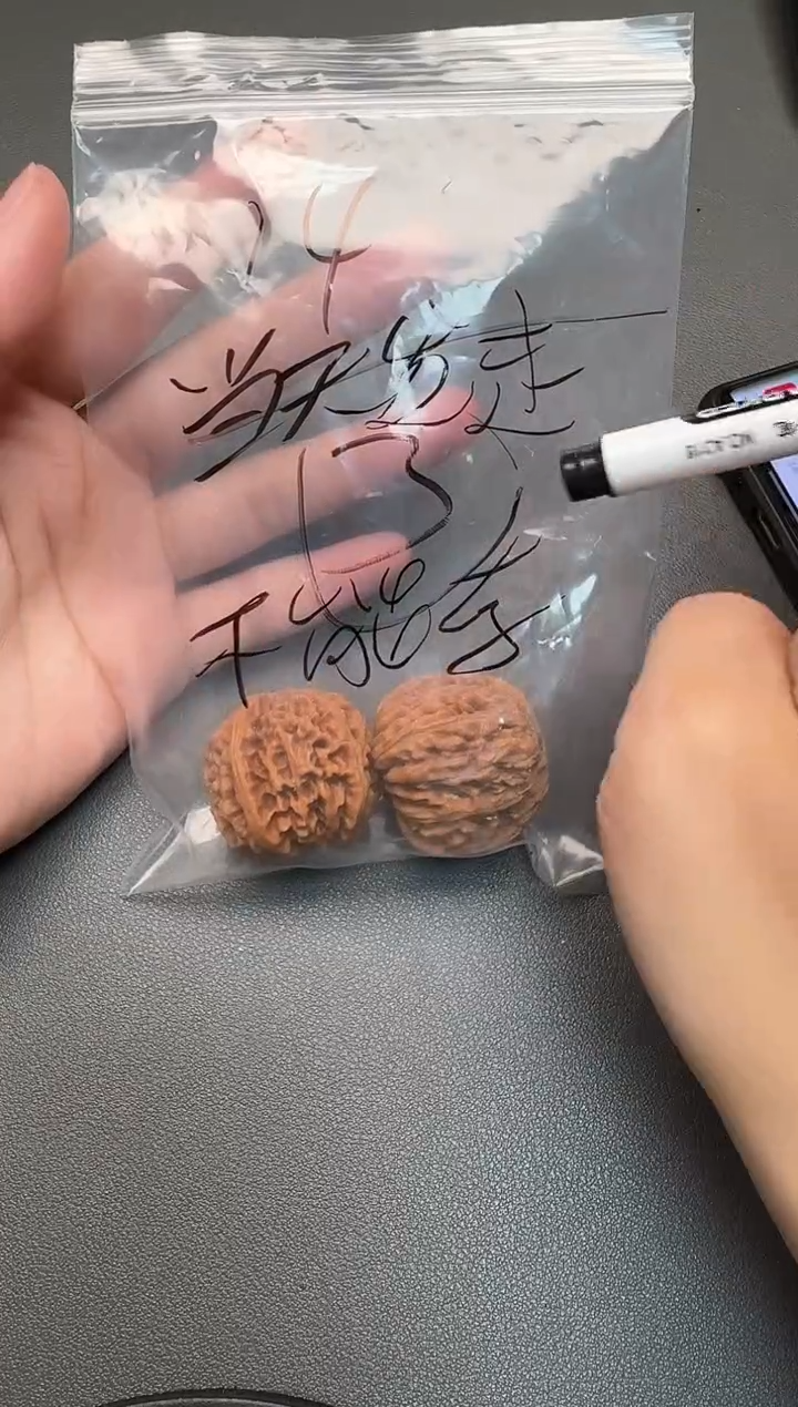 把件文玩核桃猴头一对有瑕疵