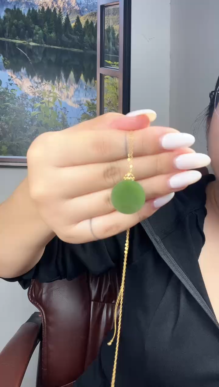 颈饰18K金镶嵌和田玉碧玉圆盘吊坠