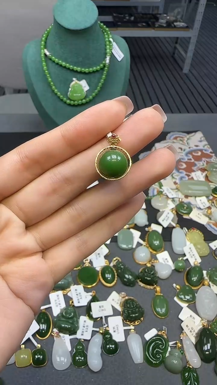 18K金镶嵌和田玉挂件1