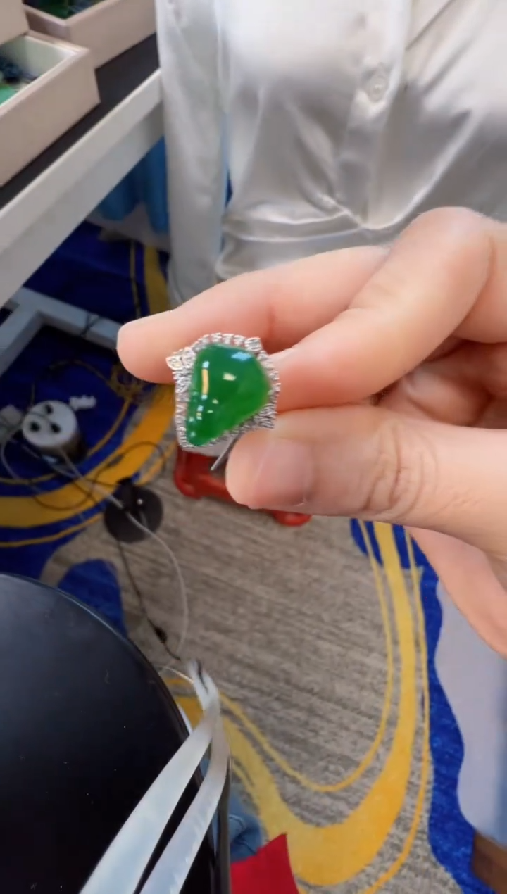 【闪购商品】翡翠戒指18K金镶嵌9800元