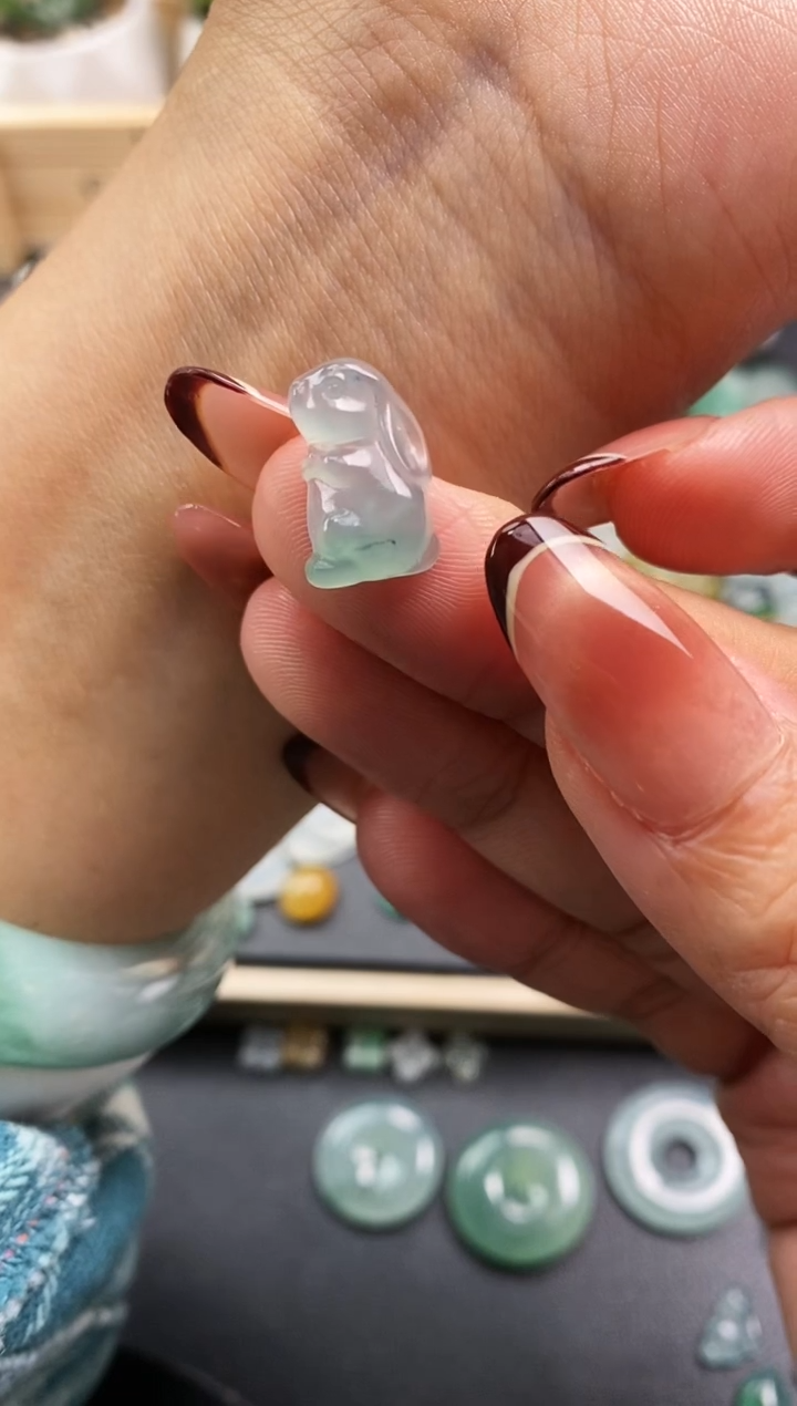 裸石翡翠不*闻兔子  买断不退不换  定向 不～闻