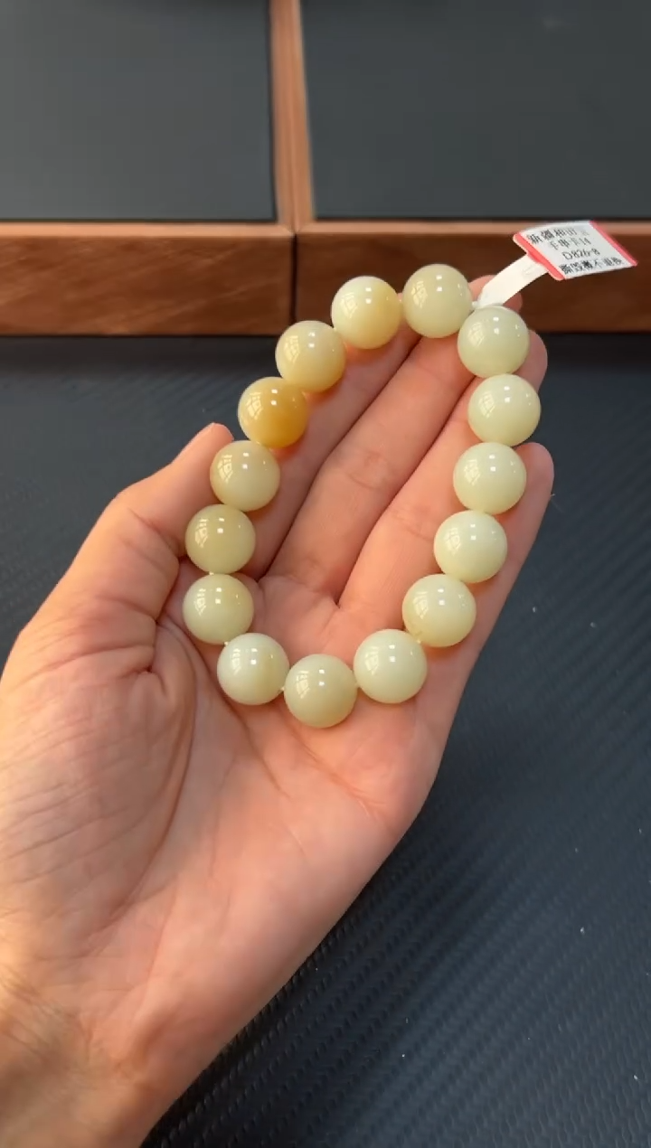 未镶嵌和田玉手串且末微色差迪克兰二细卡14