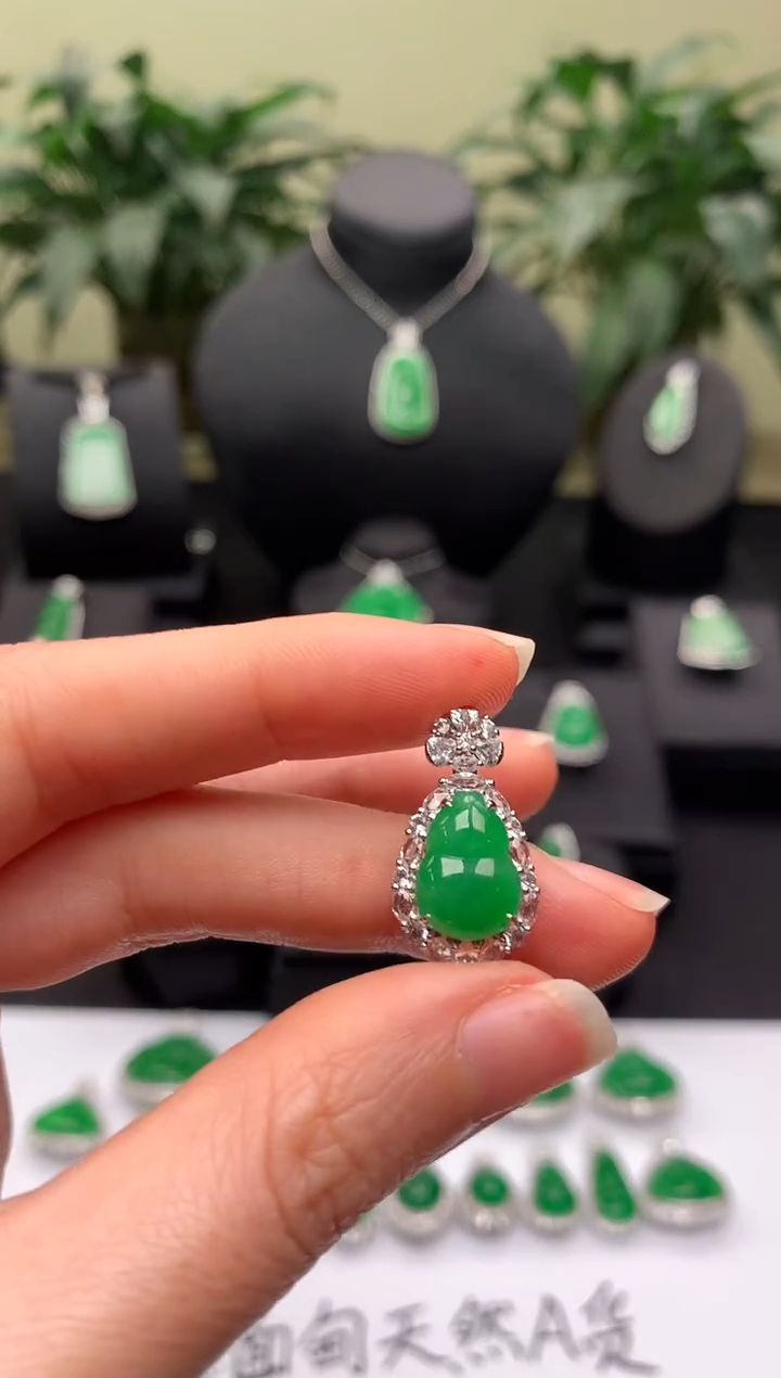 【闪购商品】翡翠颈饰18K金镶嵌葫芦