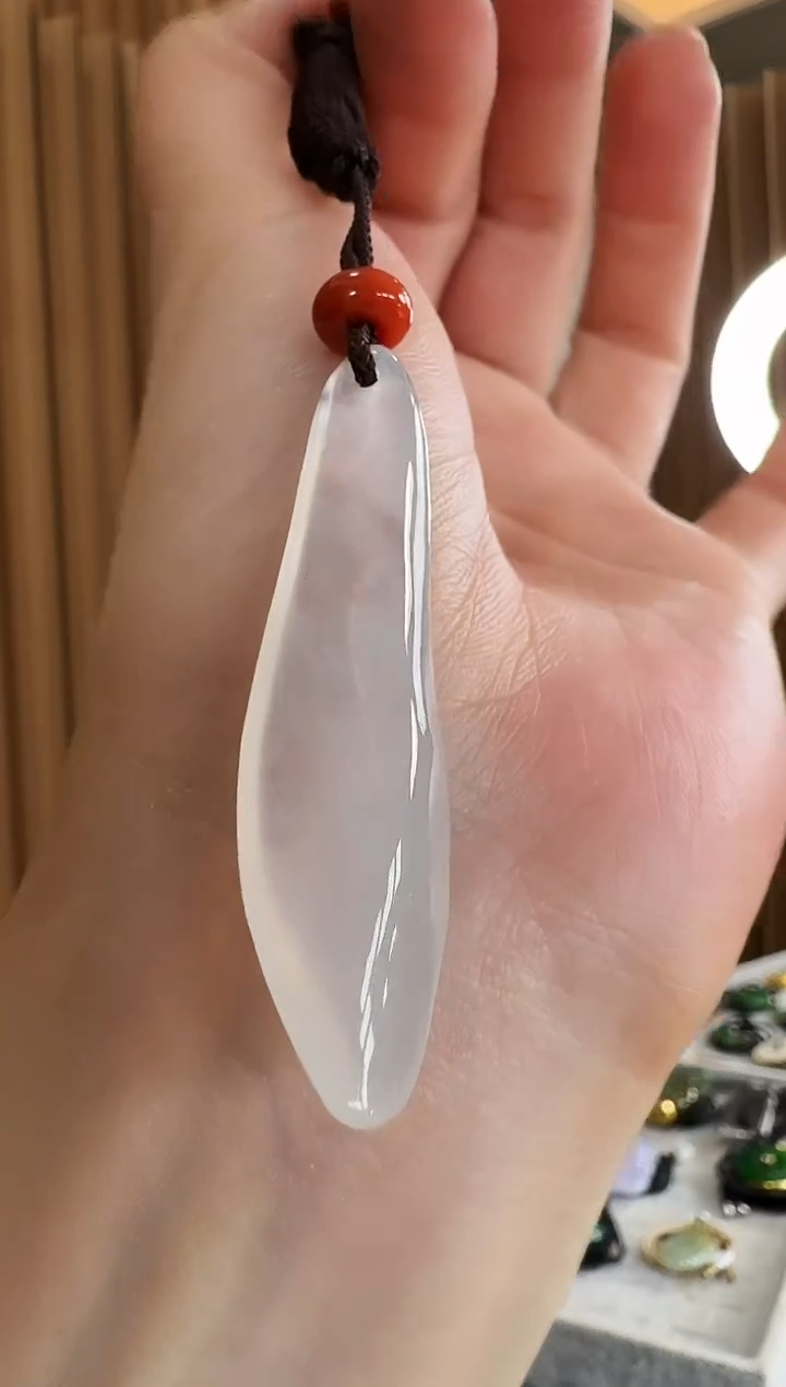 颈饰18K金镶嵌翡翠吊坠