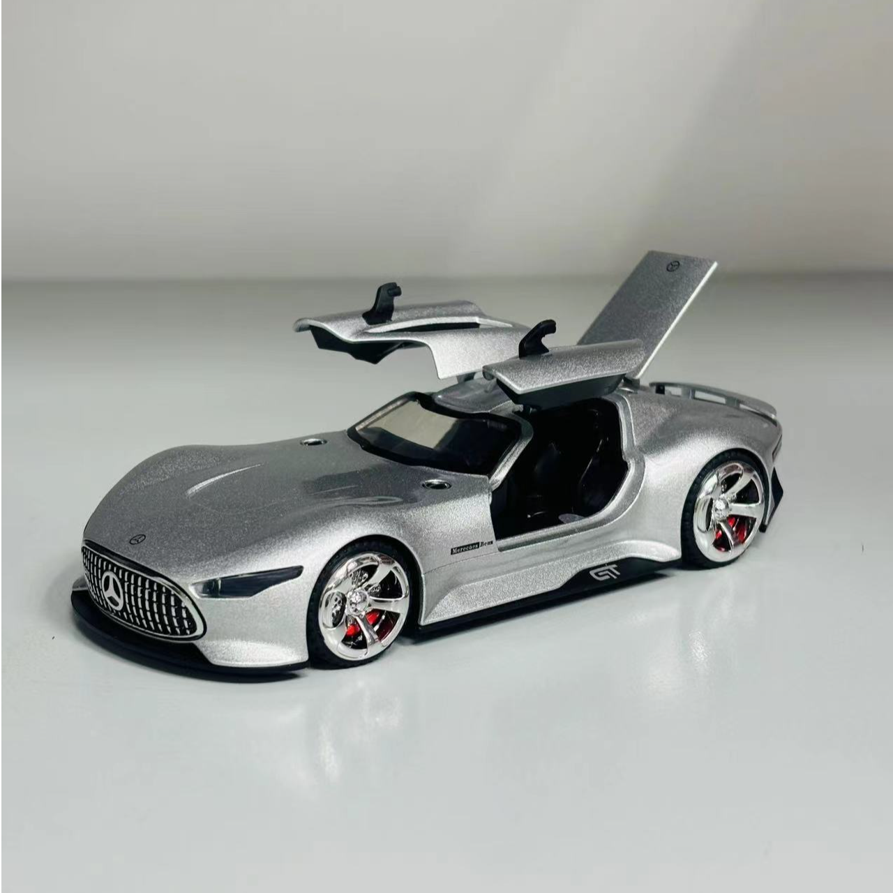 1:32合金声光奔驰概念跑车回力模型三开门A