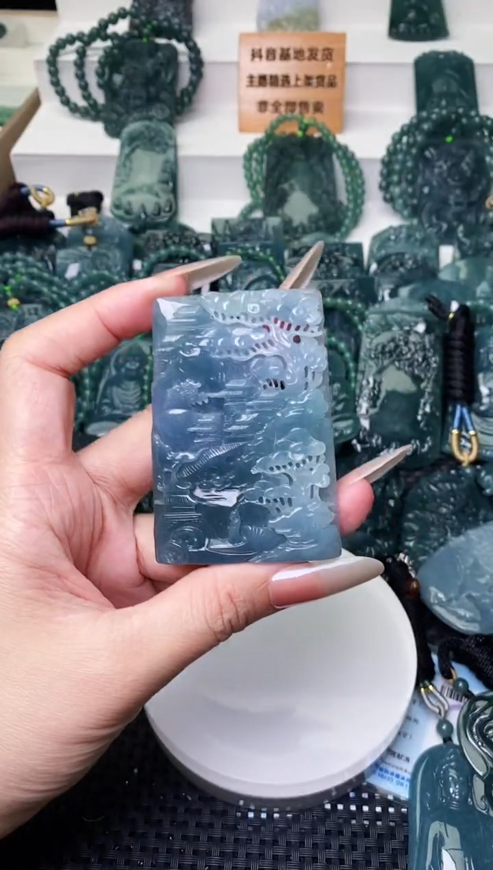 颈饰未镶嵌翡翠 1